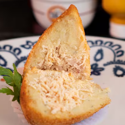 Coxinha de frango dourada e recheio cremoso!