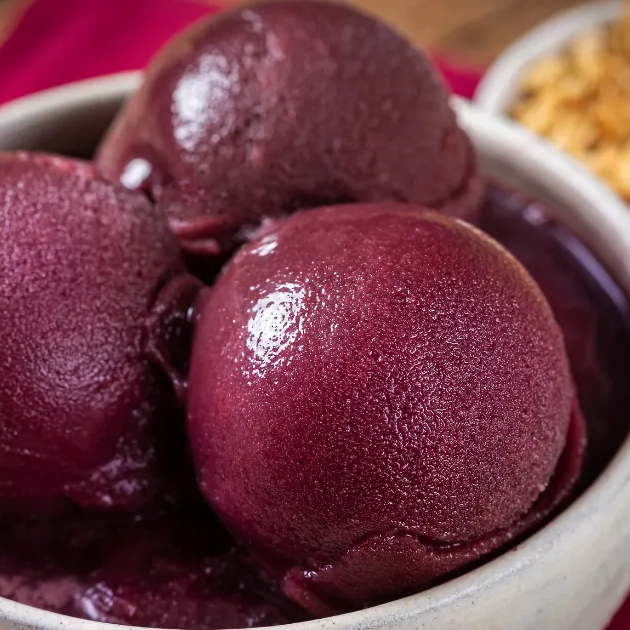 Acompanhamento: leite em pó, leite condensado, granola, farinha de amendoim, m&m, banana.