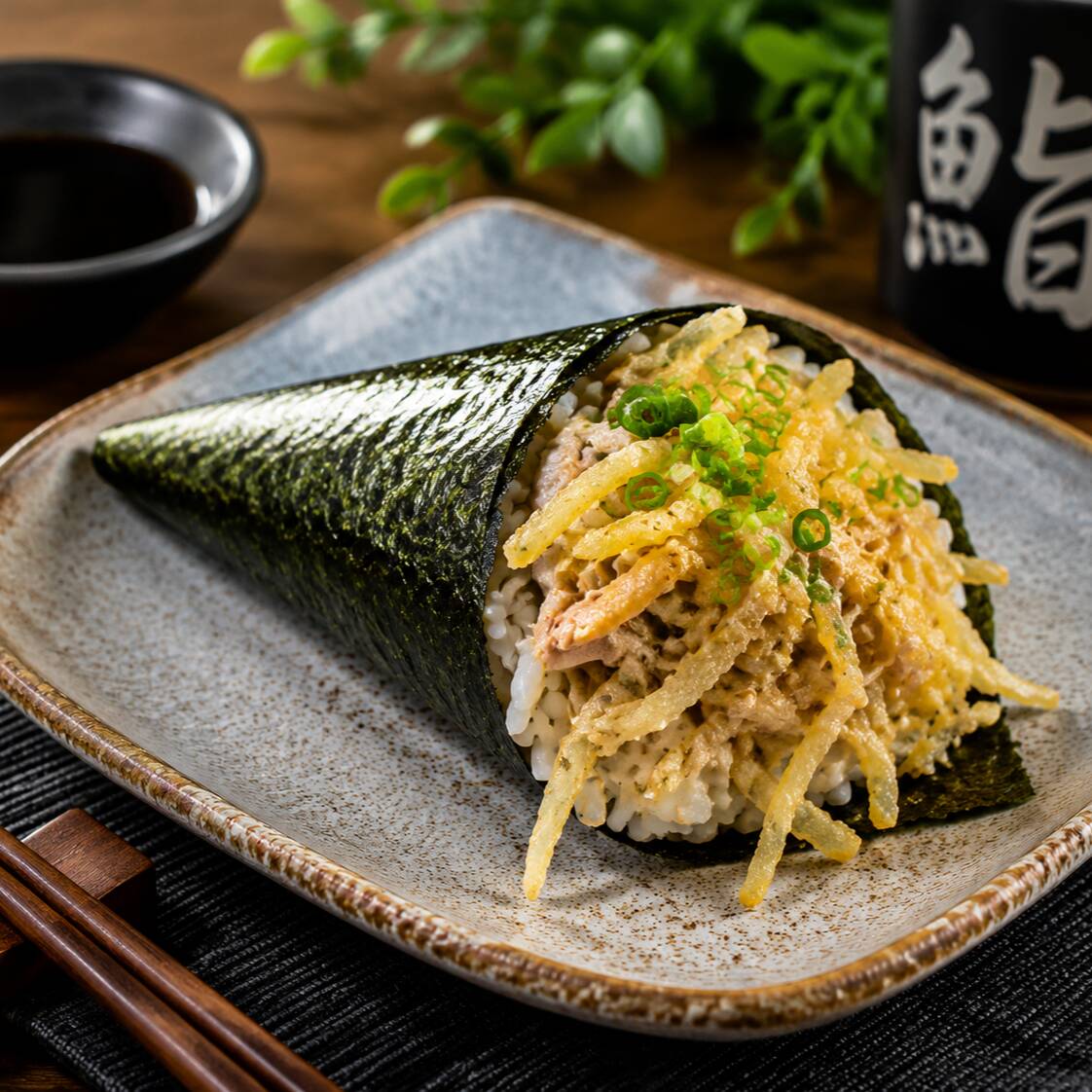 Combo com 2 temakis de skin crocante, preparados com arroz japonês temperado e cream cheese. Acompanha Coca-Cola 350ml.