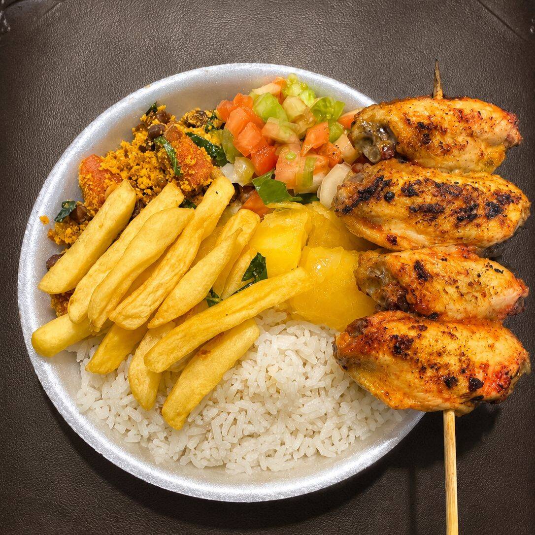 Arroz, feijão tropeiro ou caldo, vinagrete, mandioca, batata frita.