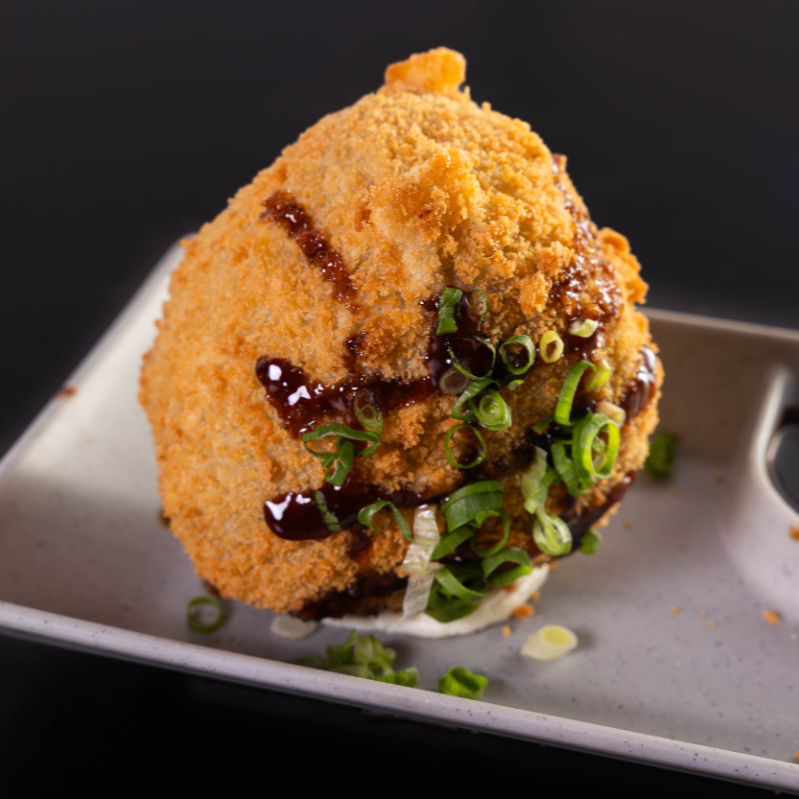 arroz japonês(shari),alga salmao com crem chesse empanado na panco e frito, molho tarê geregelin e cebolinha