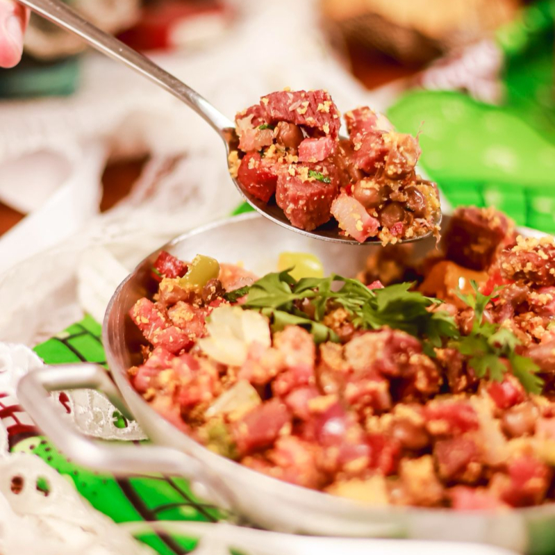 O autêntico arrumadinho de feijão verde, charque, bacon, farofa e vinagrete. Criado em homenagem ao melhor amigo e confidente da Chef Carmem, Zé Ricardo.