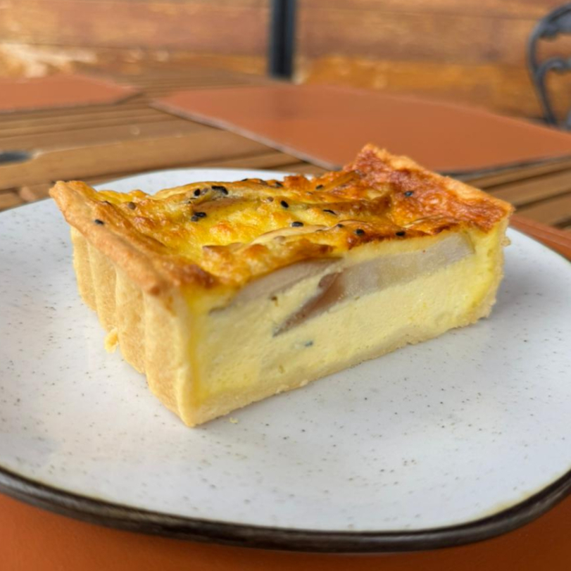 Quiche recheada com pera, queijos brie e gorgonzola (aprox. 230g).