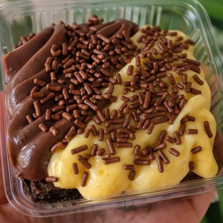 Fatia de brownie com cobertura de brigadeiro de chocolate e mousse de maracujá. 200g