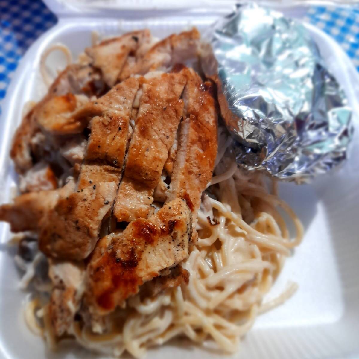 Pasta ala Crema con Pollo Empanizado y Champiñones