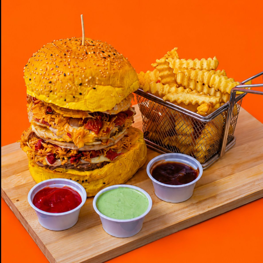 (Não Acompanha Batata!) Pão De Prioche Artesanal De Qualidade Com 2 Hambúrgueres Bovino De 90gr Suculento Com Pedaços De Frango,Queijo Duplo Que Derrete Na Sua Boca,Bacon Crok Em Dobro Para Se Deliciar E Mais Frango Desfiado E Aquele Cheddar E Catupiry De Qualidade E Não Esquece Aquele Toque Cítrico No Seu Lanche Podendo Escolher Abacaxi Ou Banana !! Ai Vai Encarar Seu Mestre.