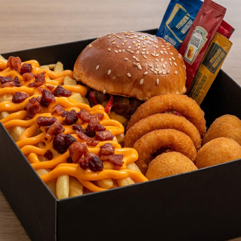 1 Hambúrguer + 1 Porção Batata Cheddar e Bacon + 2 Cebolas Empanadas + 1 Coxinha +1 Bolinha De Queijo + 2 Nuggets. Escolha abaixo o seu Burguer Favorito