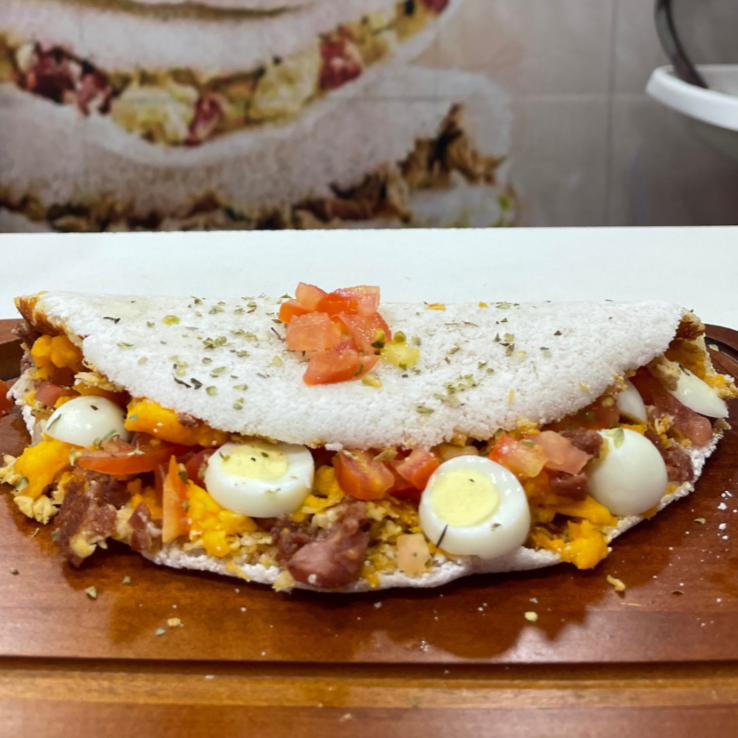 Deliciosa Tapioca com recheio de Frango. Acompanha Queijo e adicionais conforme a sua escolha. Foto ilustrativa.