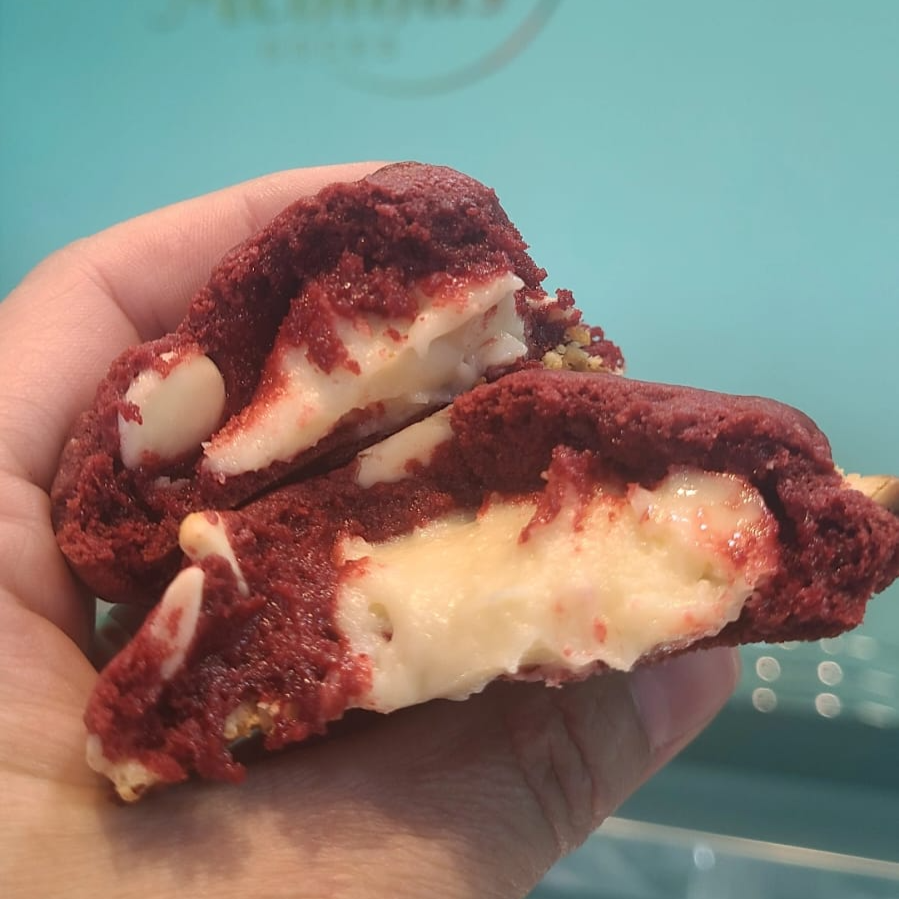 Massa molhadinha de chocolate vermelha com pedaços de chocolate branco nobre e um recheio maravilhoso de brigadeiro de creme chesse . Aproximadamente 120g