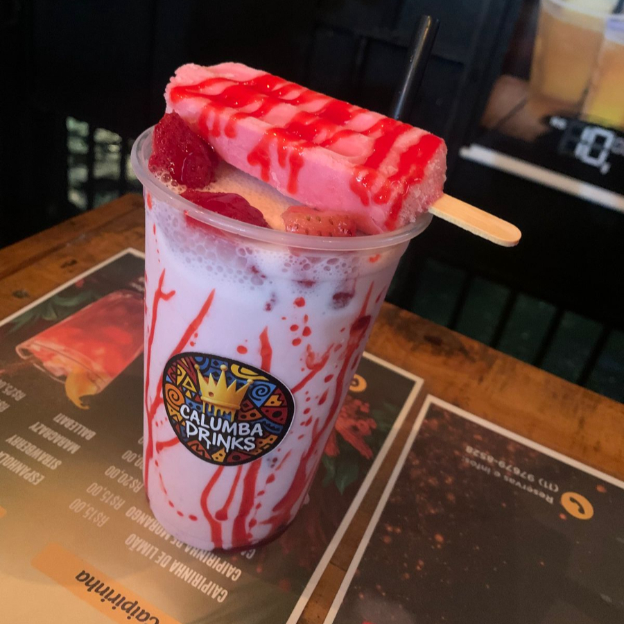 3 shot de tequila Ballena, leite condensado, morango , 180 ml de vodka, gelo e sorvete.