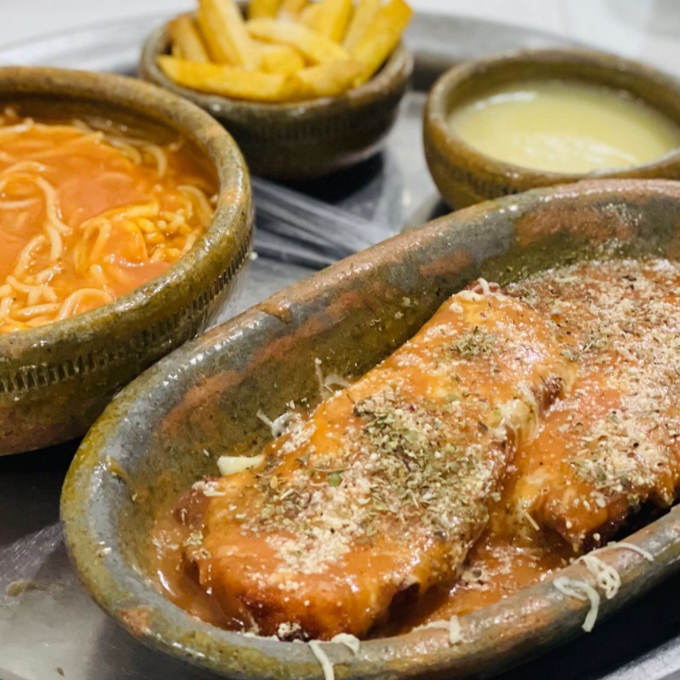 macarrão, file de frango empanado, molho vermelho, purê, batata frita