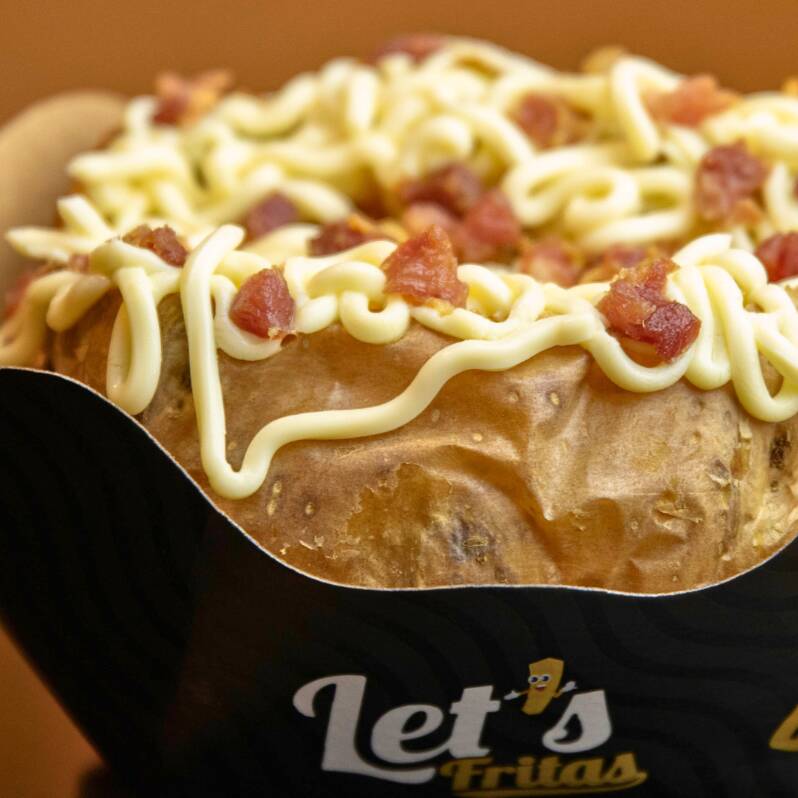 A Let's Potato é a melhor batata recheada da sua vida: muito bacon crocante, requeijão cremoso e gratinado - um verdadeiro espetáculo de sabores. Experimente!