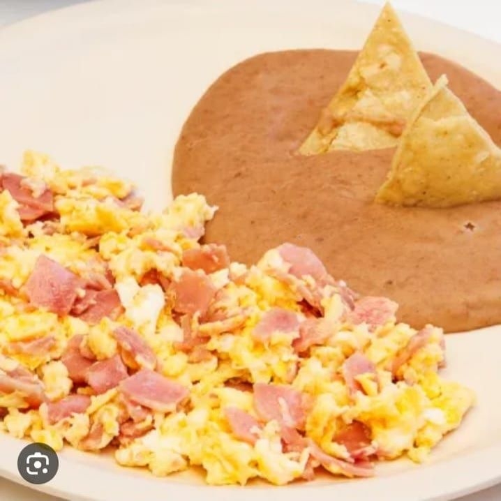 Huevo Revuelto con Jamon platillo