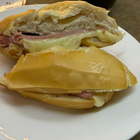 Sanduíche clássico feito com pão francês, presunto e mussarela derretida. Quentinho, saboroso e ideal para qualquer momento do dia!