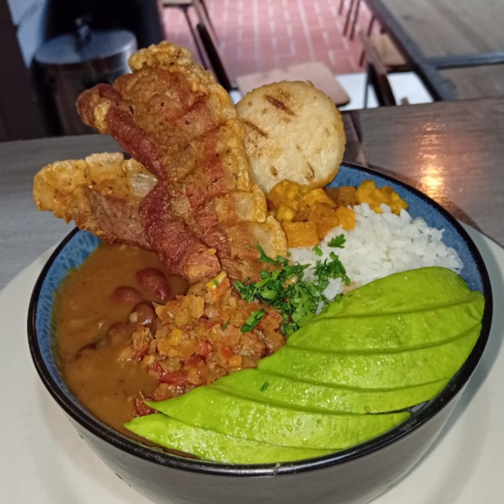 CAZUELA DE FRIJOLES CON CHICHARRON