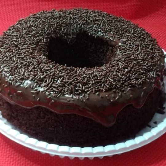 Bolo de chocolate com cobertura de brigadeiro de chocolate. 400g
