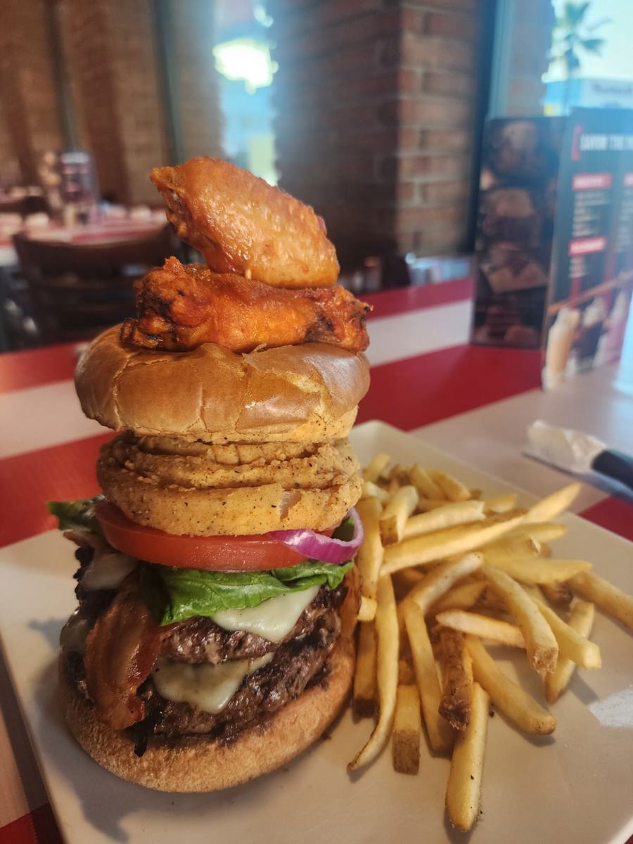 HAMBURGUESA ULTIMATE DOBLE CARNE ALITAS Y AROS