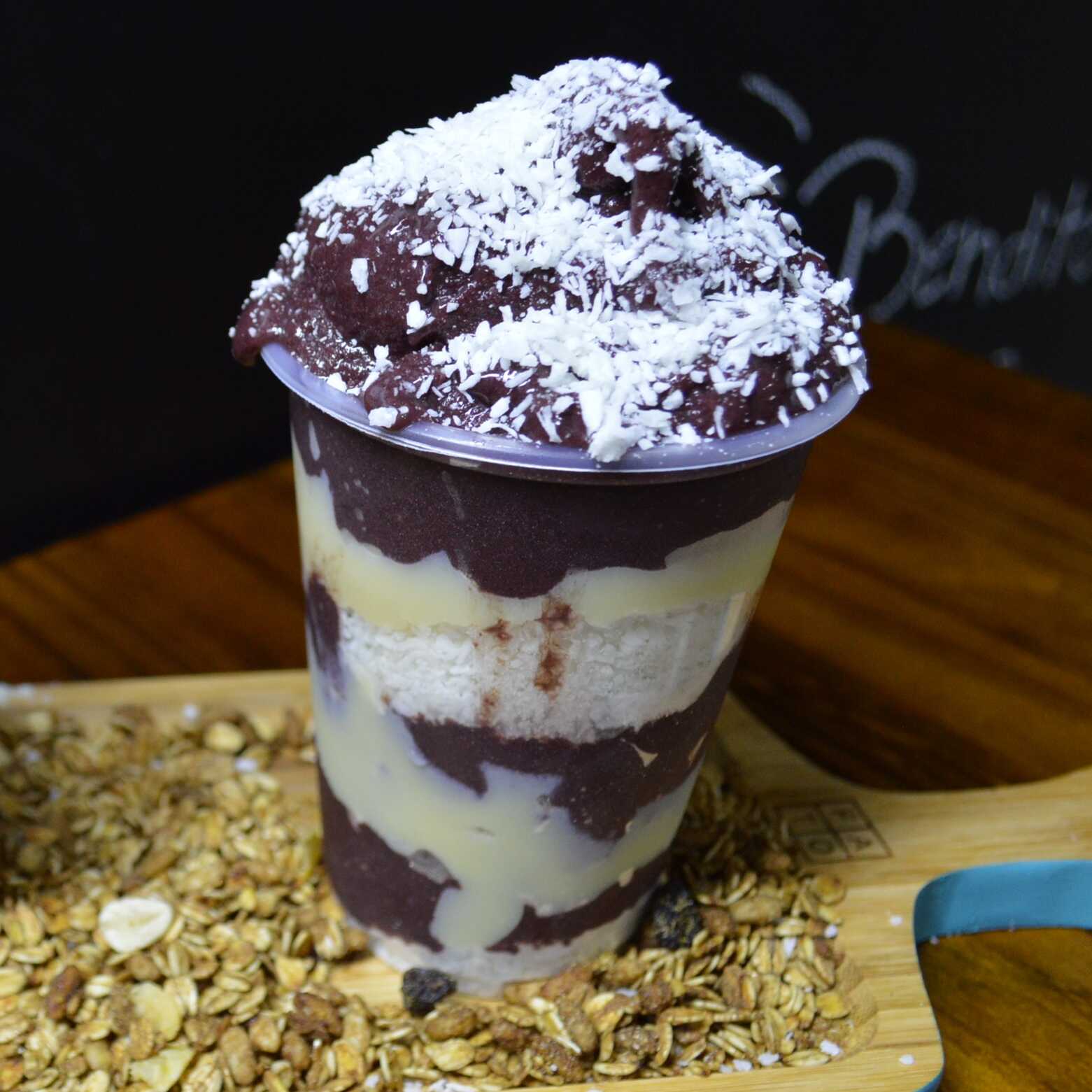 Açaí batido com banana , coco ralado e leite condensado