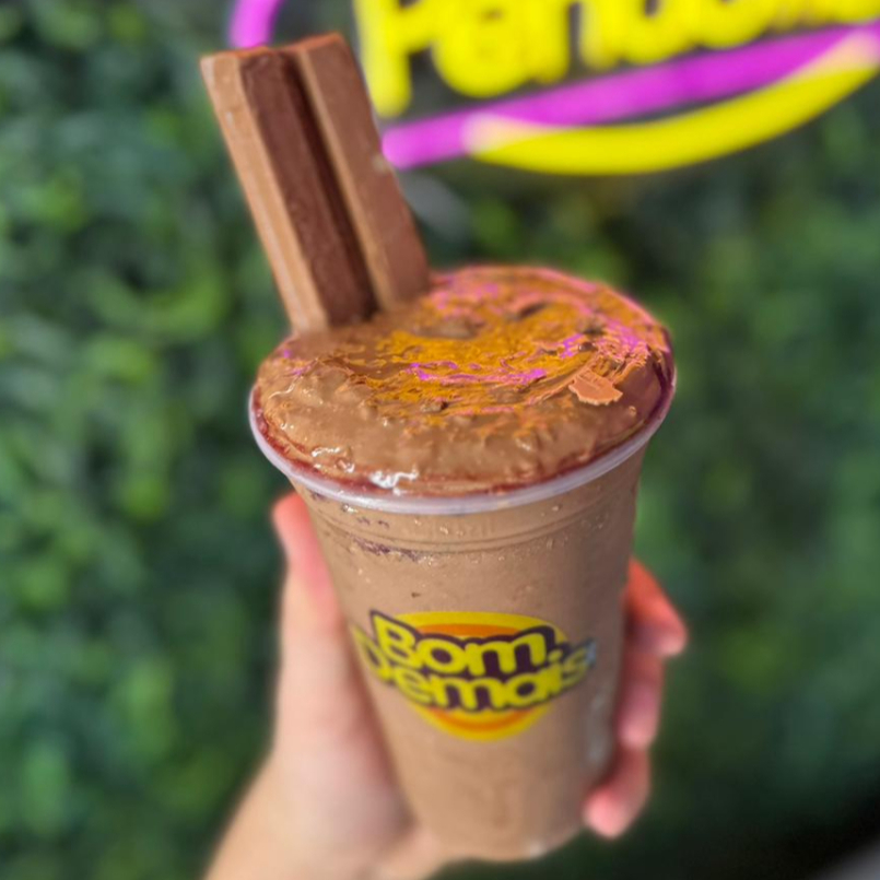 Simplesmente inesquecível! Nosso copo é trufado com creme de KitKat, recheado com açaí de Nutella e finalizado com generosos pedaços de chocolate KitKat crocante no topo. Uma experiência única!