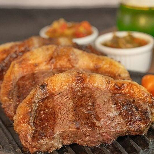 Apresentamos a nossa PICANHA PRIME estrela do nosso 'Top Five da Semana'. Desfrute do prazer de saborear um suculento corte. Acompanhado de arroz soltinho, feijão temperado e macarrão al dente, criando um combo perfeito para uma refeição completa e saborosa. Embalado em nossa prática Embalagem Pt 102, este prato é ideal para saciar a fome de uma pessoa. Esperamos que você tenha uma experiência gastronômica incrível conosco. Tags: Serve 1 pessoa (680g).