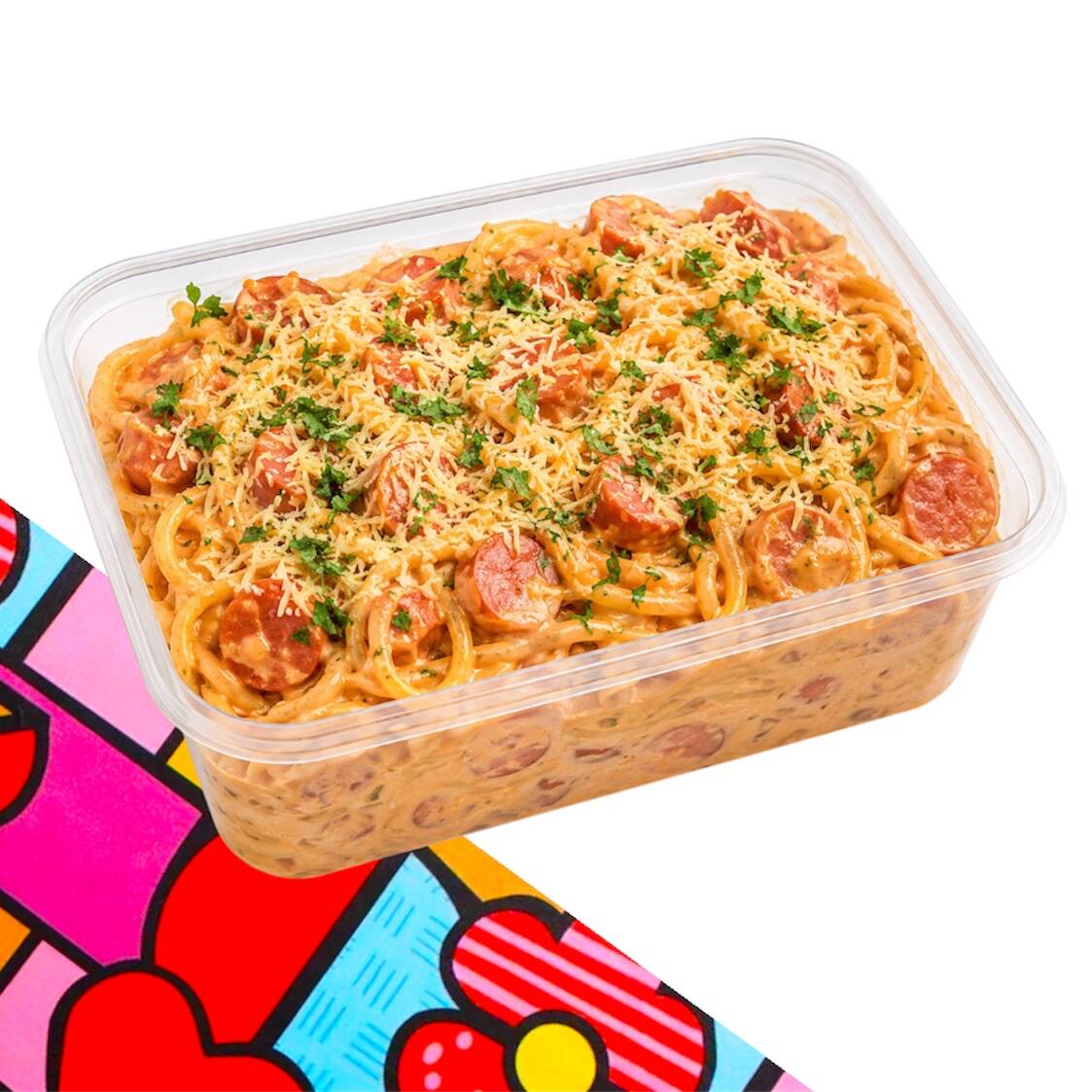 Macarronada com molho cremoso e salsicha, finalizada com queijo ralado, servida no pote retangular de 400ml.