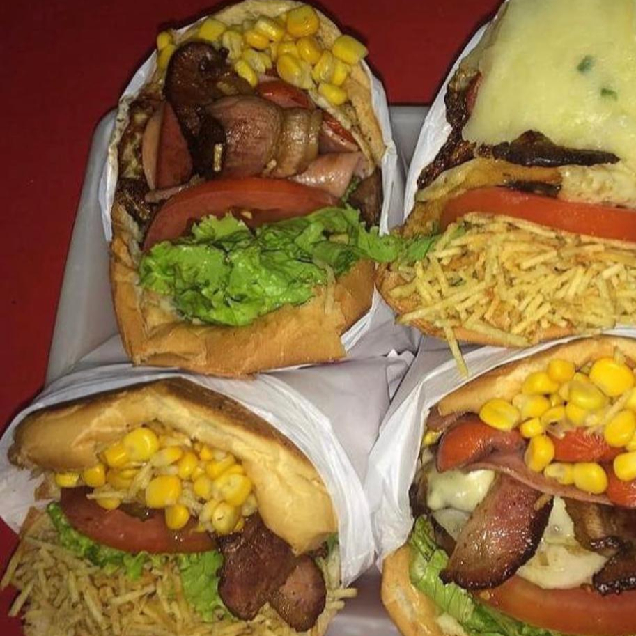 Pão, Hamburguer, muçarela, bacon, tomate, alface e milho.