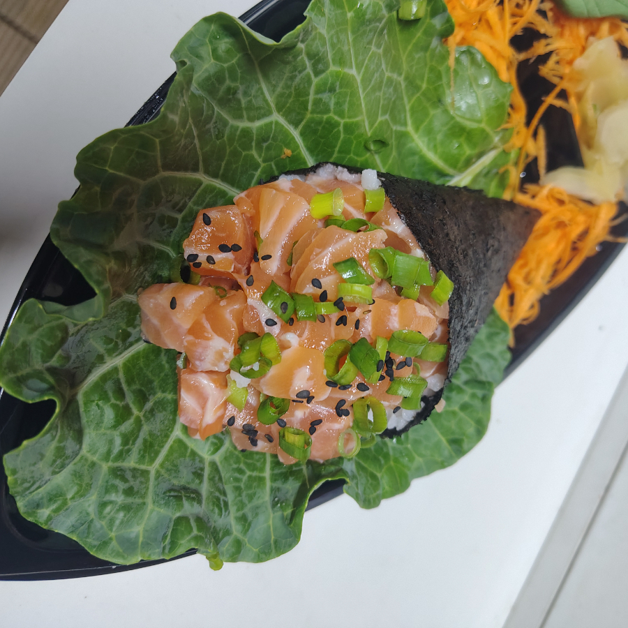 Temaki de Salmão Fresco Um clássico que conquista no primeiro sabor: cone de alga crocante recheado com salmão fresco de alta qualidade, combinado ao nosso creme cheese suave, arroz temperado no ponto perfeito e finalizado com cebolinha fresca. Leve, cremoso e cheio de sabor .