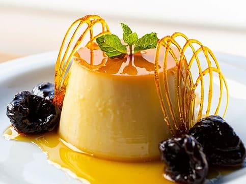 Com doce caseiro de ameixas pretas em calda.Embalagem já inclusa no preço.