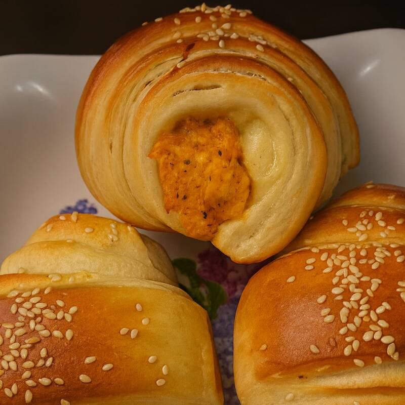 Croissant leve, folhado e douradinho, recheado com frango desfiado e requeijão cremoso.