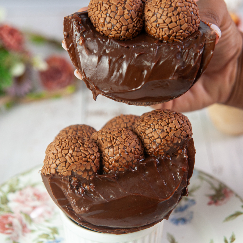 Um ovo bem chocolatudo. Brigadeiro de chocolate, Finalizado com muitos docinhos Belga