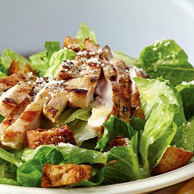 Alface Americana, tiras de frango grelhado, croutons, nosso molho ceaser artesanal, finalizada com parmesão ralado.