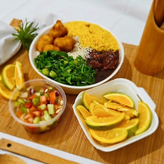 Deliciosa feijoada, acompanha arroz fresquinho, feijoada, farofa da casa, banana a milanesa, vinagrete e couve refogada. Simplesmente Deliciosa laranja 4 fatias e vinagrete cortesia 100ml