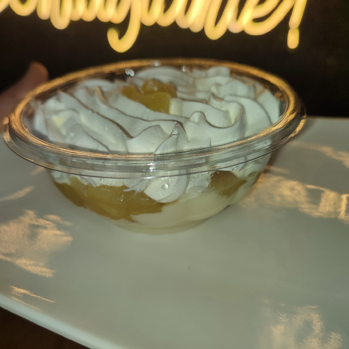 Creme de confeiteiro, geleia de abacaxi e cobertura de chantininho. Peso aprox 250g.