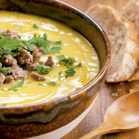 Nosso Caldo de Mandioquinha é a união perfeita da cremosidade aveludada da mandioquinha com a riqueza da carne moída, que se desfaz na boca. Toda a receita é cuidadosamente preparada com nosso tempero caseiro, que realça cada ingrediente e traz a sensação de comida de avó. Finalizamos com um toque fresco de coentro, que eleva o sabor e traz um aroma inesquecível. Servido com um pãozinho para acompanhar, é a refeição perfeita para um Dia mais frio ou para um momento de puro aconchego.