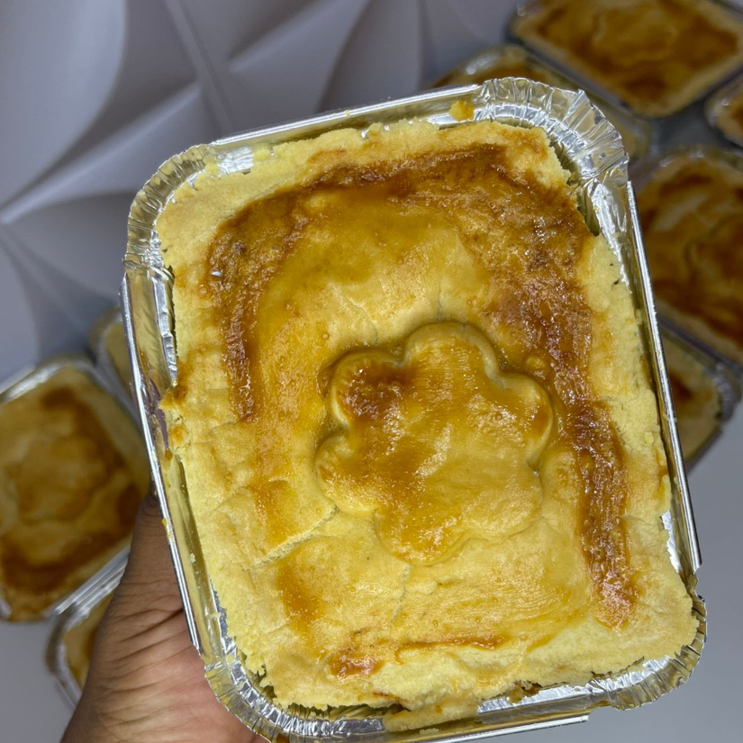 Uma receita clássica que conquista pelo sabor e pela cremosidade! Nossa massa leve e amanteigada envolve um recheio generoso de frango desfiado, temperado com ervas e especiarias, combinado com o toque irresistível do requeijão cremoso. O resultado é um empadão dourado, macio por dentro e crocante por fora, perfeito para servir em almoços, jantares ou ocasiões especiais.