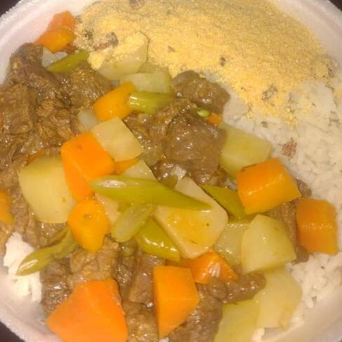 ARROZ,FEIJAO, CARNES NOBRES PICADA COM BATATA E CENOURA E FAROFA