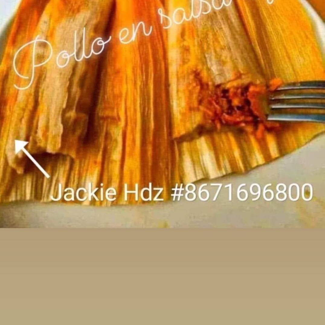Tamales de Pollo en Salsa Roja
