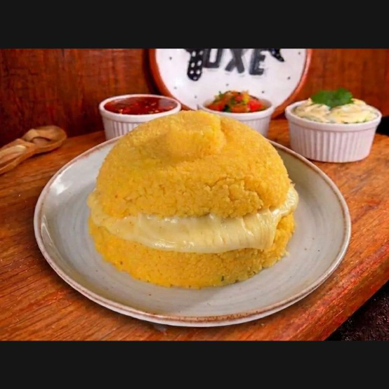 Massa de cuscuz molhadinha e fofinha recheada com queijo mussarela