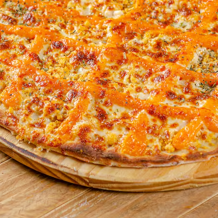 Massa da casa, banhada ao nosso delicioso molho de tomate. Frango desfiado e temperado com especiarias delicadas, oferecendo um sabor suave e suculento, que harmoniza perfeitamente com uma porção de queijo muçarela e generosas tiras de cheddar.