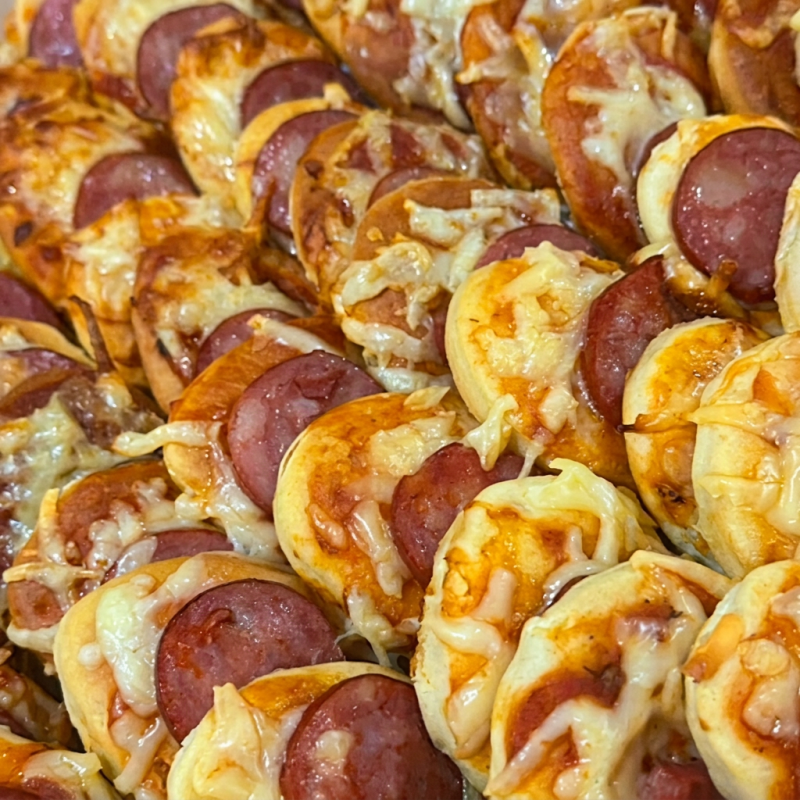 Aproveite nossa promoção imperdível de 25 deliciosos salgados! Esta oferta inclui 15 irresistíveis salgados, cuidadosamente preparados e recheados com ingredientes de alta qualidade. Além disso, você também receberá 10 mini pizzas, assadas à perfeição e cobertas com um molho de tomate caseiro saboroso e queijo derretido. Não perca esta oportunidade de desfrutar de uma variedade de sabores em um único prato. Peça já a sua promoção e saboreie cada pedacinho!
