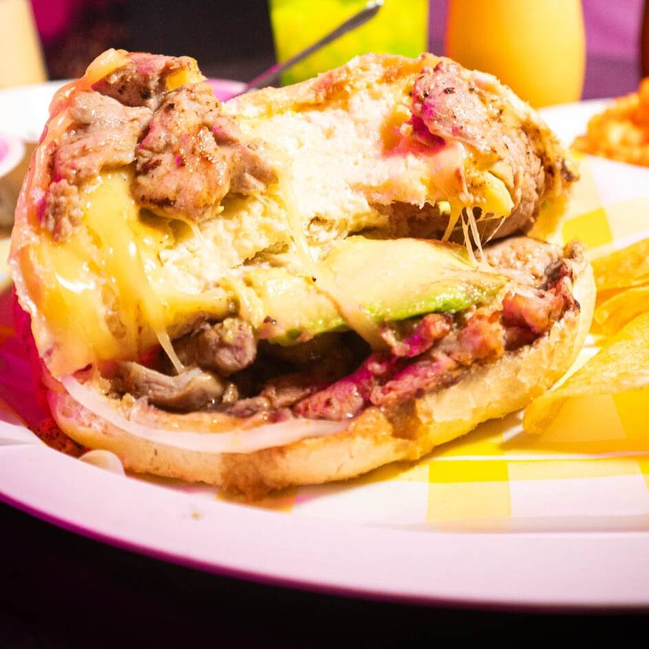 Torta Arrachera de Cerdo con Manchego o Quesillo