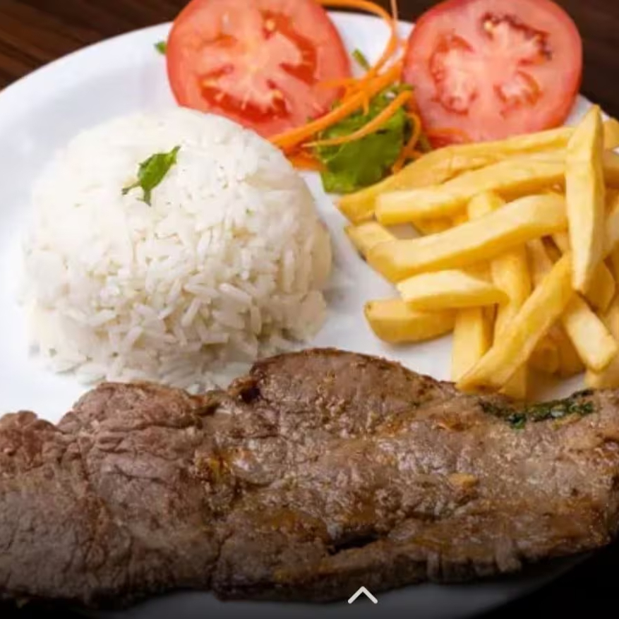 Bife,fritas,arroz e feijão.