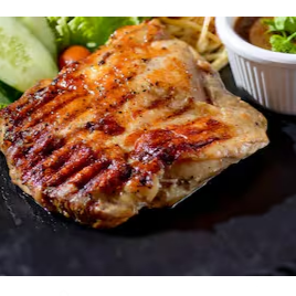 GALETO DESOSSADO COM ARROZ PUXADO NO ALHO PORÓ COM AIPÍM FRITO