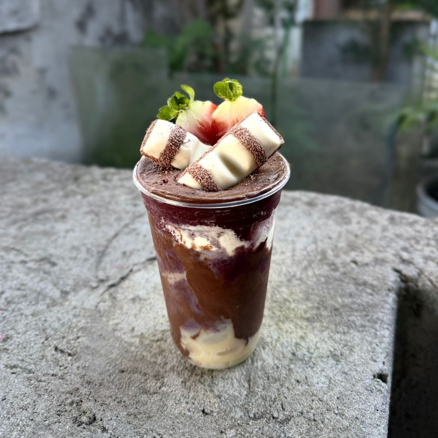 Açaí + Creme de Avela, Morango, Kinder Bueno, leite condensado e leite em po