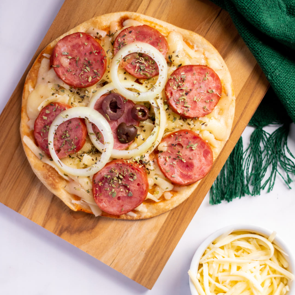 Molho, mussarela, oregano, calabresa e cebola.