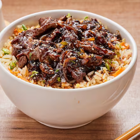 Carne acebolada acompanhado de arroz chop suey.
