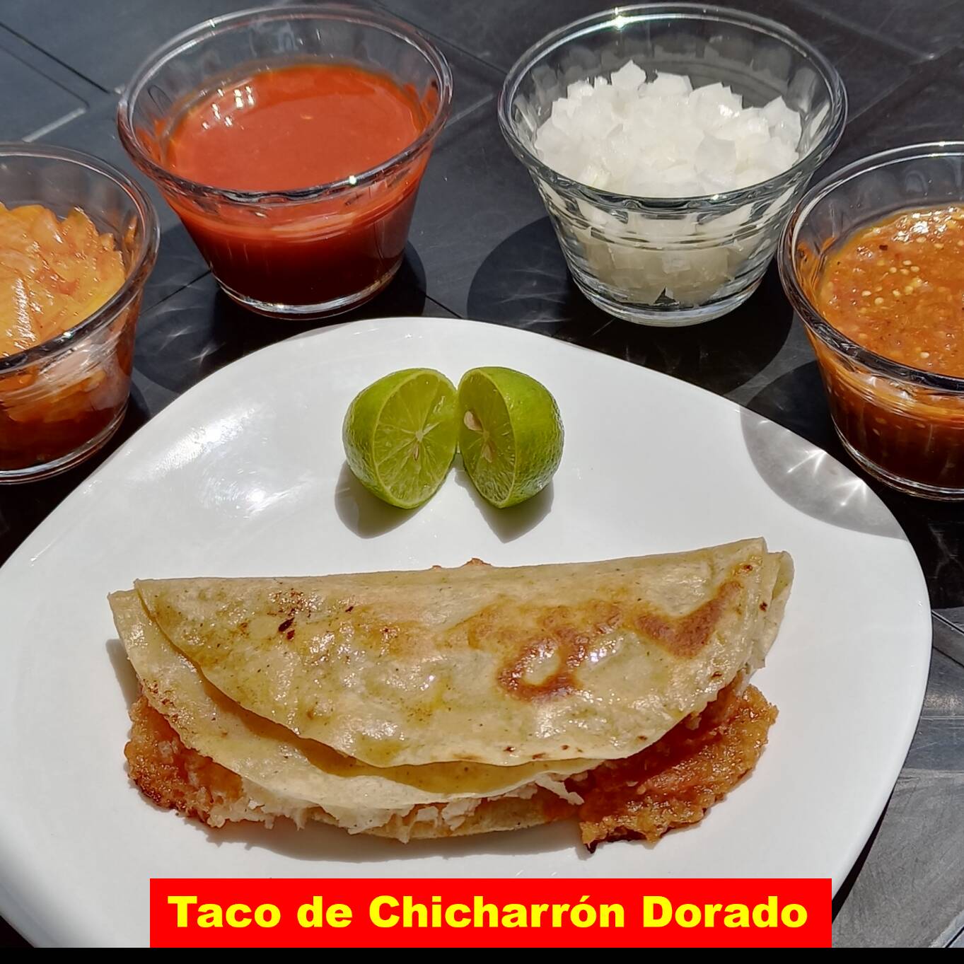 Taco de Chicharrón Duro Guisado En Salsa Roja