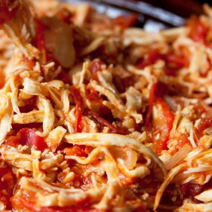 Tlayuda con Quesillo y Tinga de Pollo