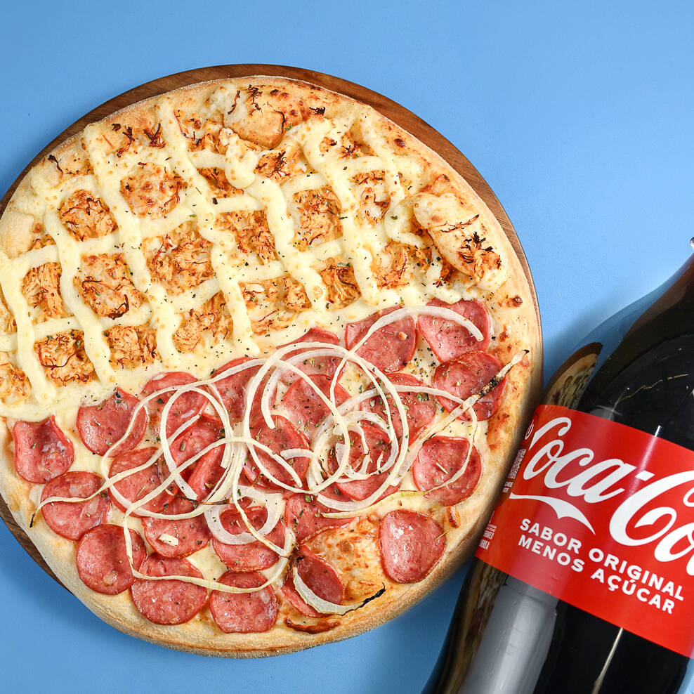 Combo ideal para quem quer matar a fome e a sede com praticidade. Uma pizza média com massa crocante, molho de tomate, muçarela e o sabor da sua escolha, acompanhada de um refrigerante de 2 litros bem gelado. Combinação perfeita para dividir com alguém ou garantir uma refeição completa com bebida. Escolha o sabor e finalize seu pedido agora.