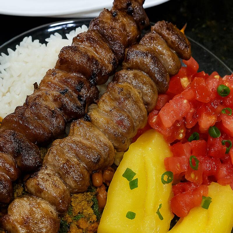 Arroz , Salada (repolho, repolho roxo e cenoura ) com bacon e calabresa e mandioca. A melhor jantinha da região da nova suiça- ( não acompanha feijão tropeiro )